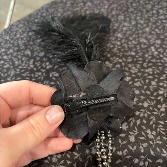 Elegant Black Feather Hair Clip - Picture 3 of 3